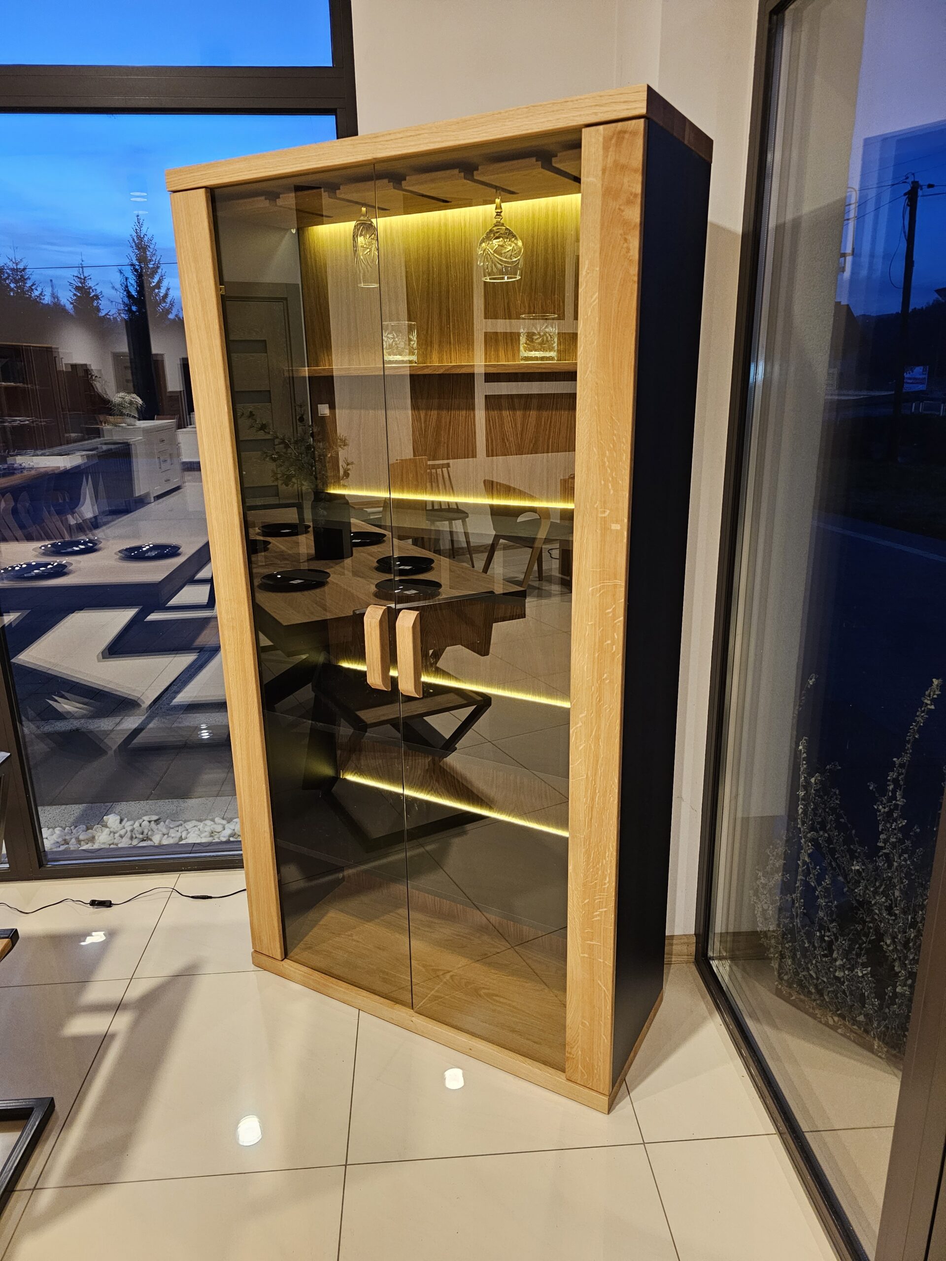 8aaee716-d8b8-4c10-ad1f-795e2341ba9d <p>Zmień swój salon w luksusową strefę degustacji dzięki barkom z litego drewna, które łączą rzemieślniczą pasję z nowoczesnym designem.</p>